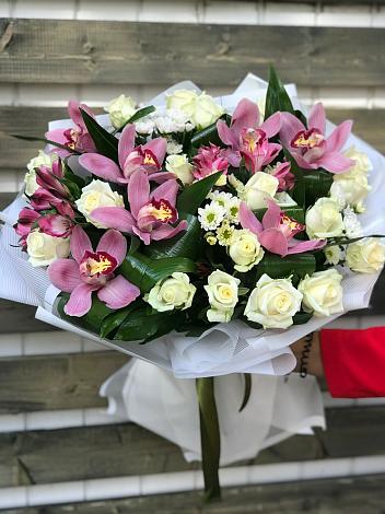 Букет цветов из: Розы и Хризантемы в Новичихе