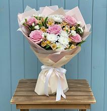 Букет цветов из:  Гвоздики, Орхидеи и Розы в Новичихе