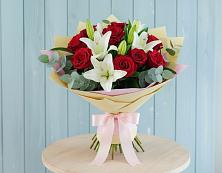 Букет цветов из:  Лилии и Розы в Новичихе