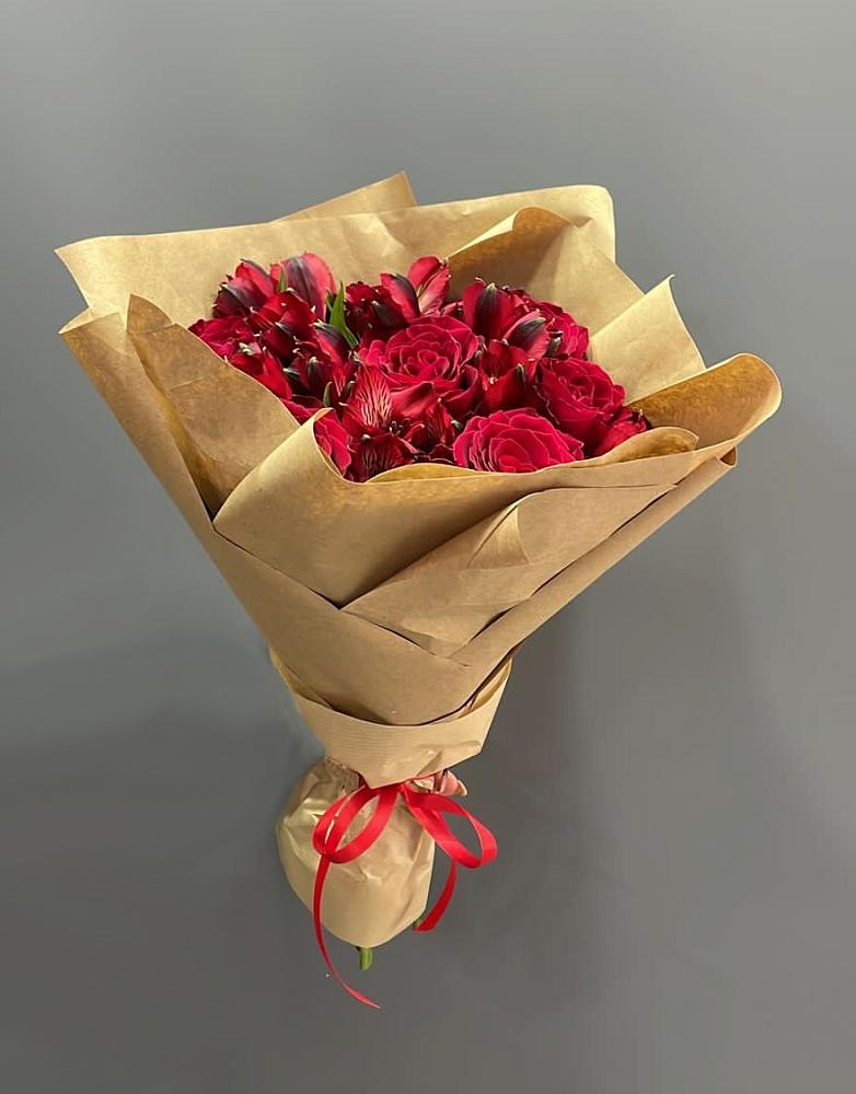 Букет цветов из: Альстромерии и Розы в Новичихе