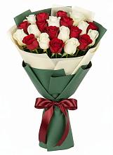 Букет Микс из красных и белых роз в Новичихе