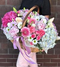 Цветочная композиция из Розы, Хризантемы, Пионы и Лизиантусы в корзине в Новичихе