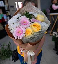 Букет цветов из:  Герберы, Розы и Хризантемы в Новичихе