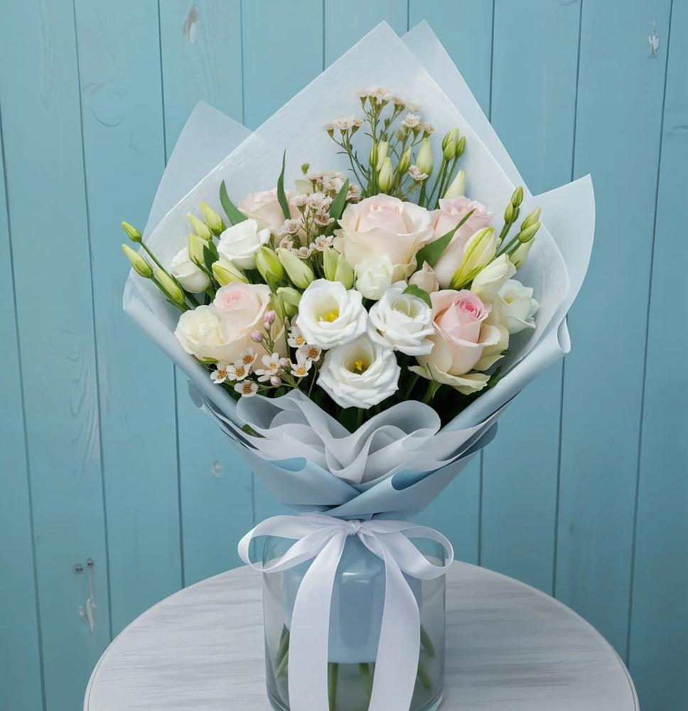 Букет цветов из: Розы и Лизиантусы в Новичихе