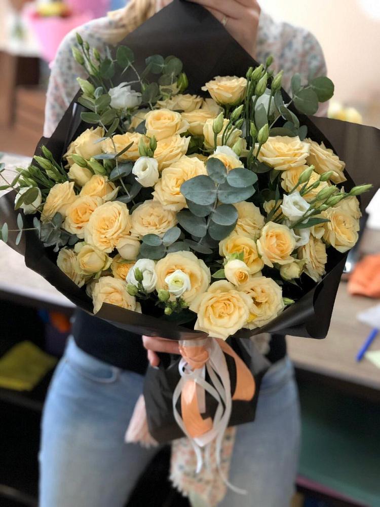 Букет цветов из: Розы и Лизиантусы в Новичихе