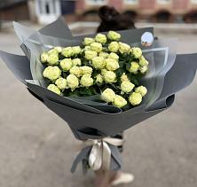 Букет Белые кустовые розы Солинеро в Новичихе