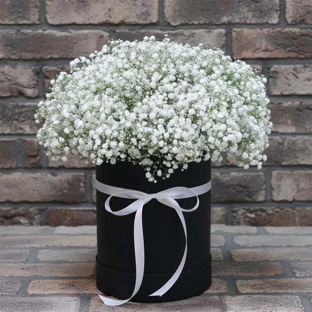 Цветочная композиция из Гипсофила в шляпной коробке в Новичихе