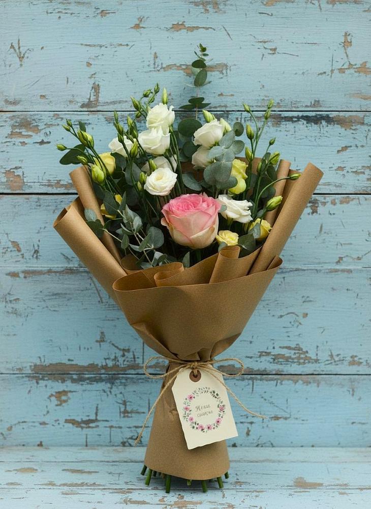 Букет цветов из: Розы и Лизиантусы в Новичихе