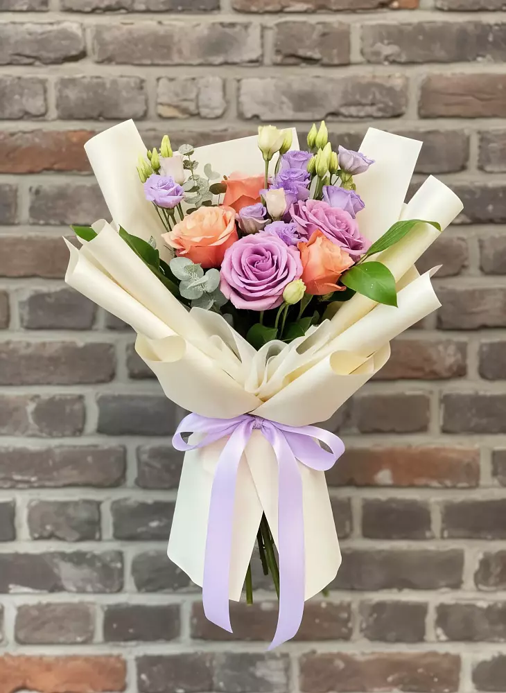 Букет цветов из: Лизиантусы и Розы в Новичихе