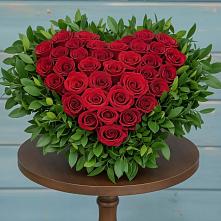 Цветочная композиция из Розы в виде сердца в Новичихе