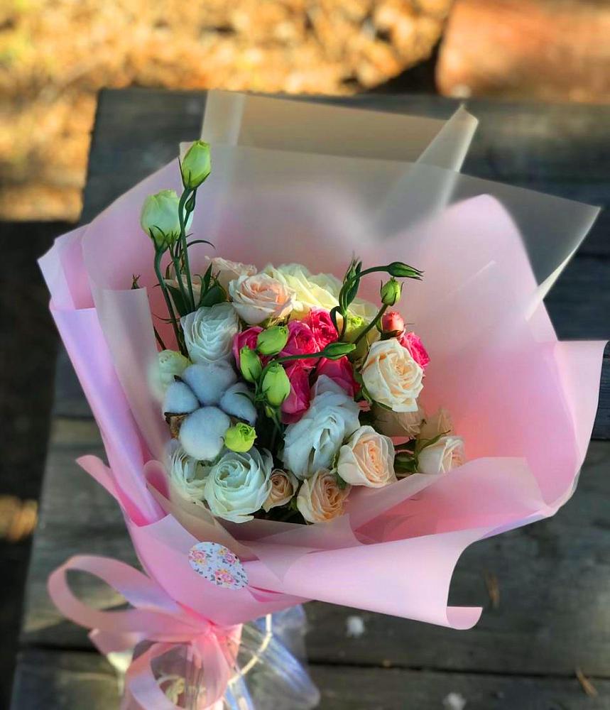 Букет цветов из: Розы и Лизиантусы в Новичихе