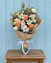 Букет цветов из:  Альстромерии, Лизиантусы, Розы и Хризантемы в Новичихе