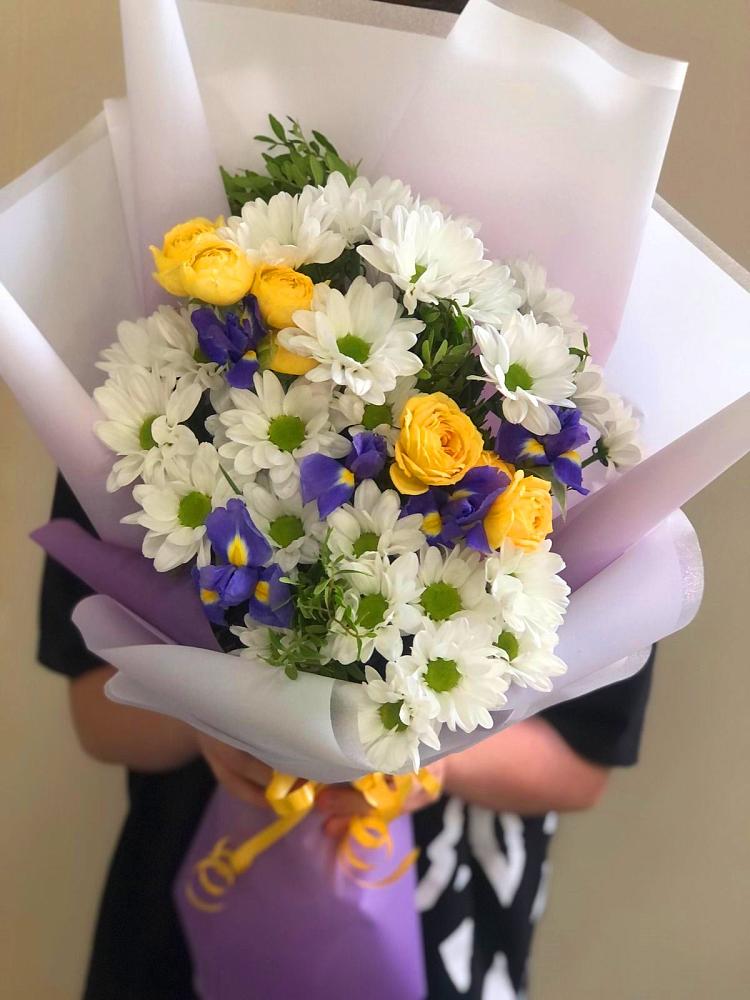 Букет цветов из: Ирисы, Хризантемы и Розы в Новичихе