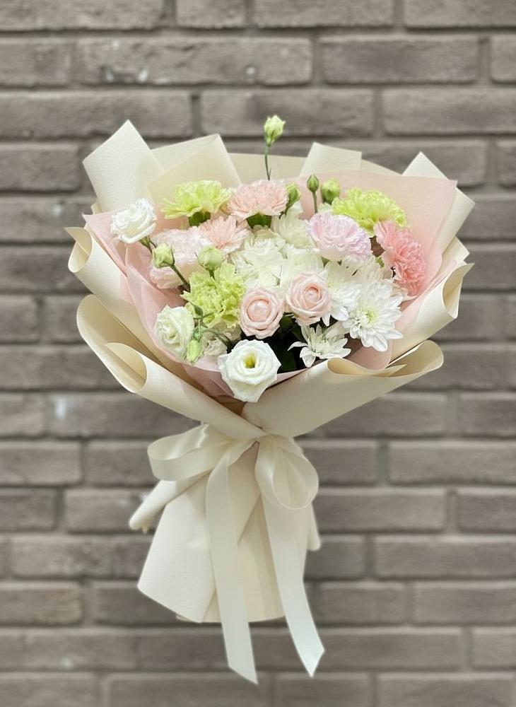 Букет цветов из: Гвоздики, Розы, Лизиантусы и Хризантемы в Новичихе