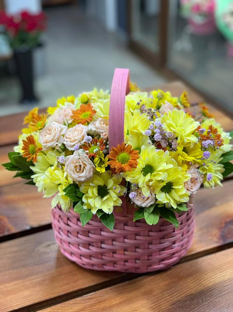 Цветочная композиция из Хризантемы и Розы в корзине в Новичихе