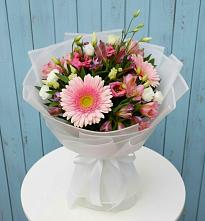 Букет цветов из:  Герберы, Альстромерии и Лизиантусы в Новичихе