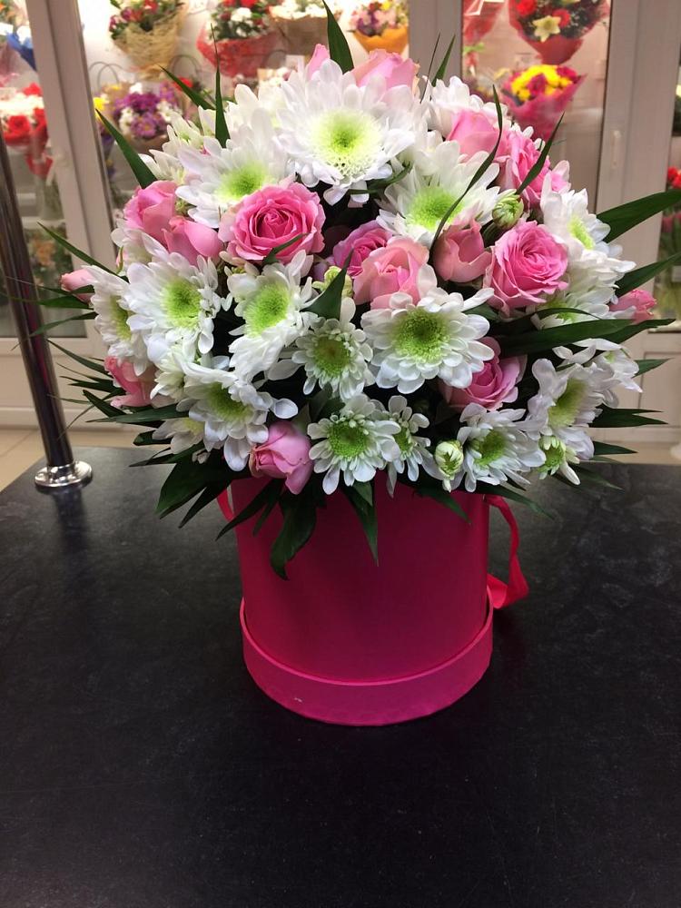 Цветочная композиция из Розы и Хризантемы в шляпной коробке в Новичихе