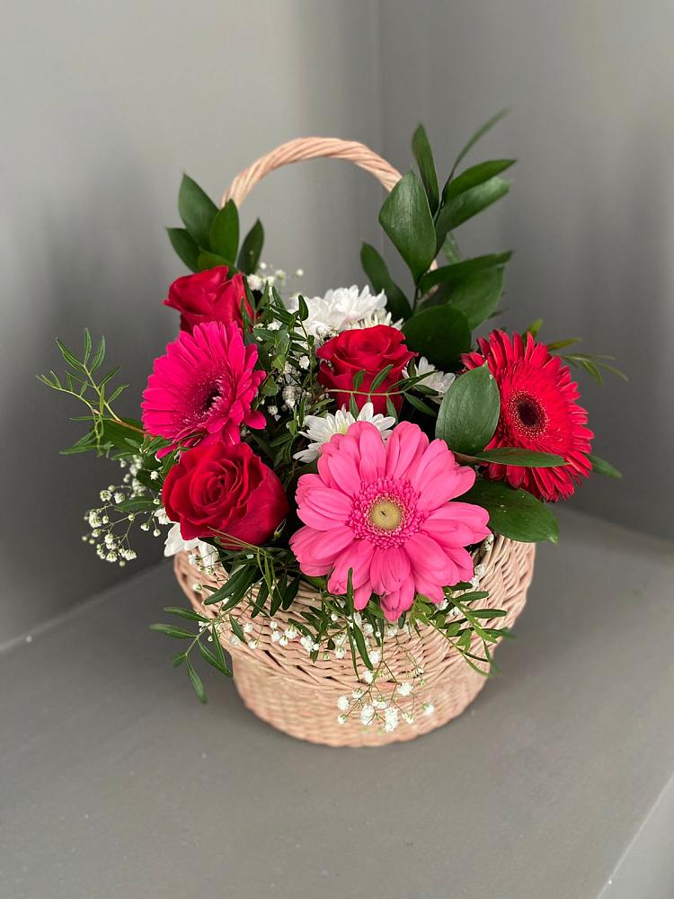 Цветочная композиция из Розы, Хризантемы и Герберы в корзине в Новичихе