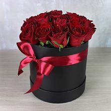Цветочная композиция из Розы в шляпной коробке в Новичихе