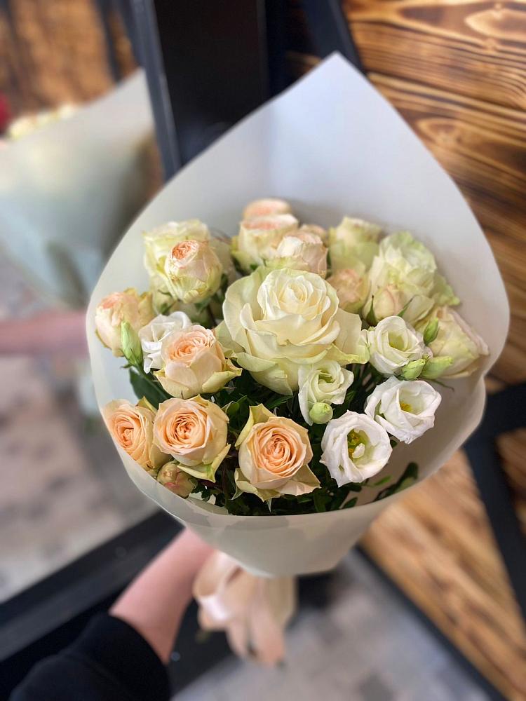 Букет цветов из: Розы и Лизиантусы в Новичихе