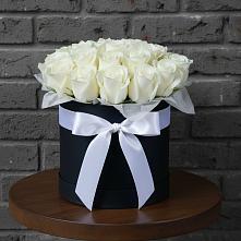 Цветочная композиция из Розы в шляпной коробке в Новичихе